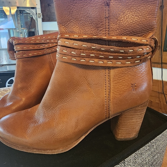 13 pairs of sandals/heels/booties. All in excellent shape. From 71/2-8 sizes. - Picture 1 of 13